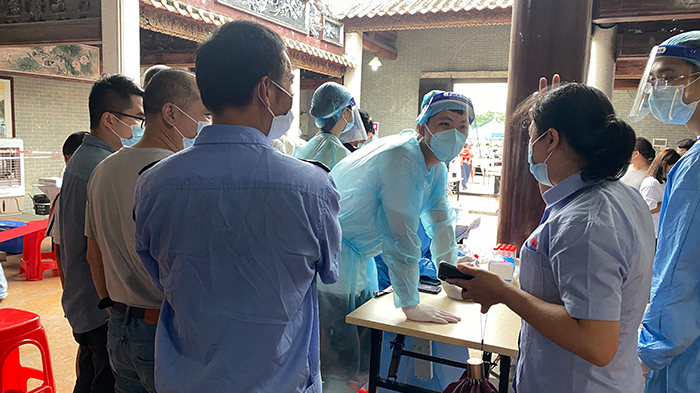志愿者引導(dǎo)群眾進(jìn)行核酸檢測(cè)